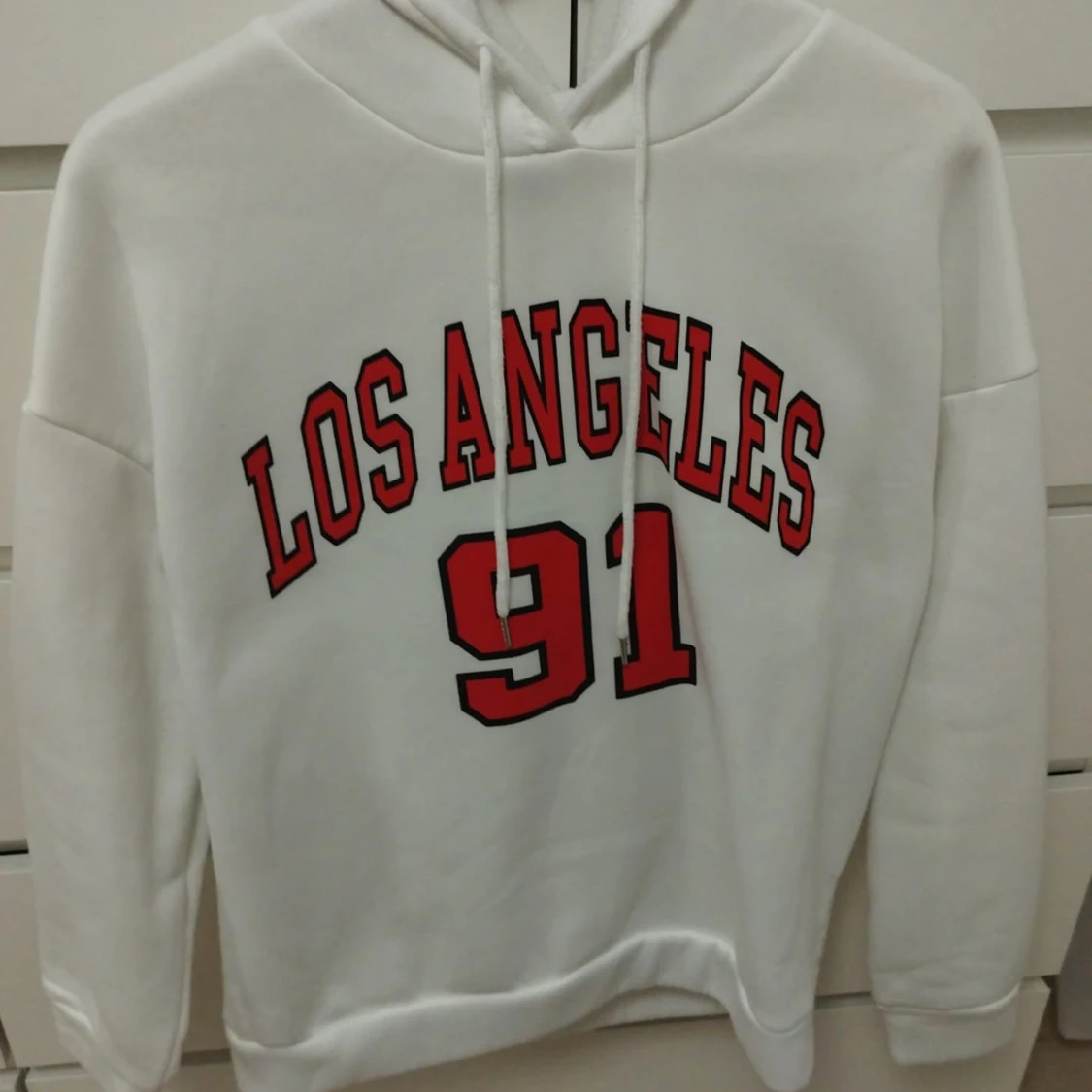 Vit hoodie Los Angeles från SHEIN
