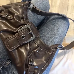 Brun handväska med spännen - Snygg brun handväska som inte kommer till användning, fick den av en kompis.