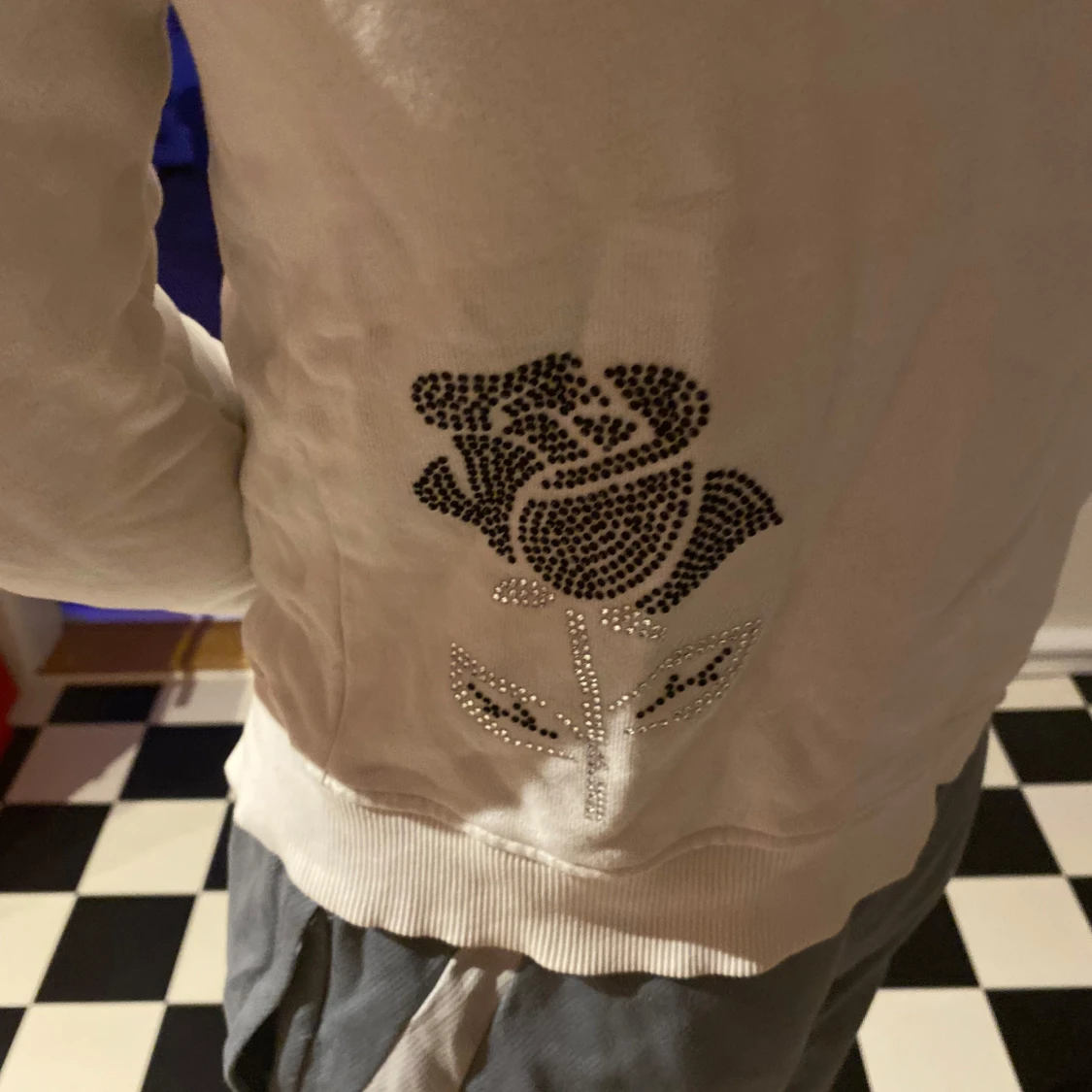 Vit hoodie med strassrosor och dragkedja - 2