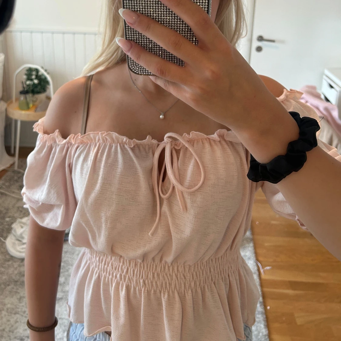 Ljusrosa blus med volang och knyt - 2