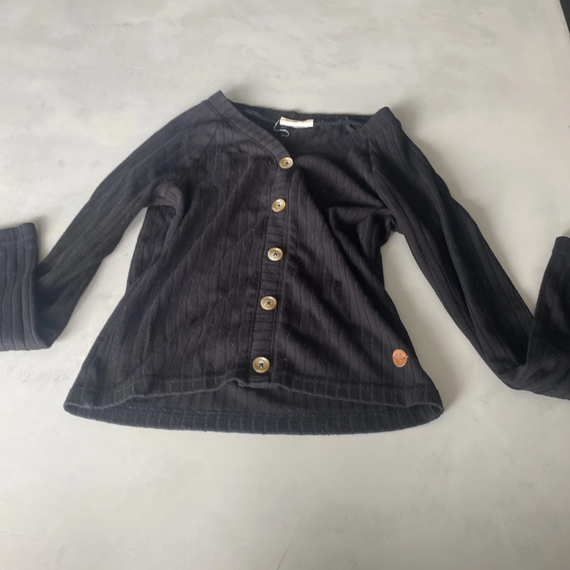 Svart ribbad blus med knappar