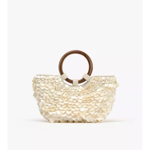 Vit handväska med paljetter och trähandtag - Superfin handväska i vitt med stora paljetter över hela väskan. Runda trähandtag ger en cool kontrast och det finns även en tunn guldfärgad kedja för axelrem. Perfekt accessoar för att lyfta din outfit med lite extra bling.