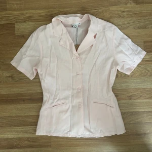Rosa blus  - Supersöt ljusrosa blus med en figursydd passform