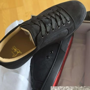 Köp Loubs få lv belt på köpet!! - Helt nya oanvända bältet är använd ett par gånger men jag ger bältet då det är för litet på mig. Bätltet är storlek 105