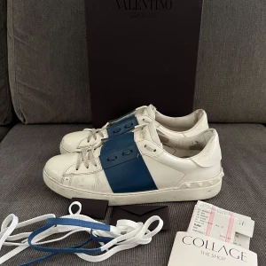 Valentino open - Tjena, säljer du dessa riktigt snygga och populära Valentino open det är i bra skick men finns små tecken på användning se alla bilder. Box, kuvert, kvitto och extra snören ingår. Hör av er vid frågor och funderingar🙌🤝