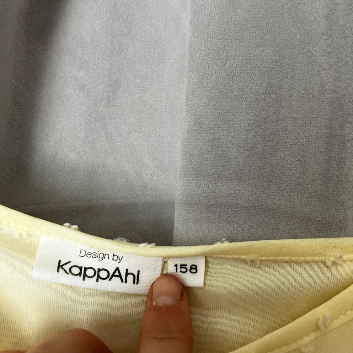 Ljusgul prickig volangklänning KappAhl - 3