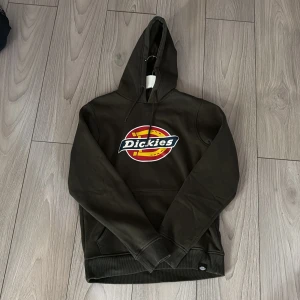 Svart hoodie från Dickies XS - Mörk grön hoodie från dickies i storlek Xs, tröjan är använd max 2/3 gånger då den inte riktigt var min stil. Köpt på carlings och märket ser helt nytt ut som hela hoodien gör.