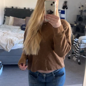 Brun stickad tröja - Säljer en brun stickad tröja som är lite oversized. Tröjan har långa ärmar och är lite croppad. Kommer inte till användning därför säljer jag.