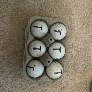 Titleist Tour Soft - Golfbollar från Titleist Tour Soft, perfekta för dig som vill ta ditt golfspel till nästa nivå. Säljs i set om sex stycken, men även tolv passar både nybörjare och erfarna spelare. Snygg design och hög kvalitet för bästa känsla på banan. 180 kr för ett dussin och 110 för halv dussin