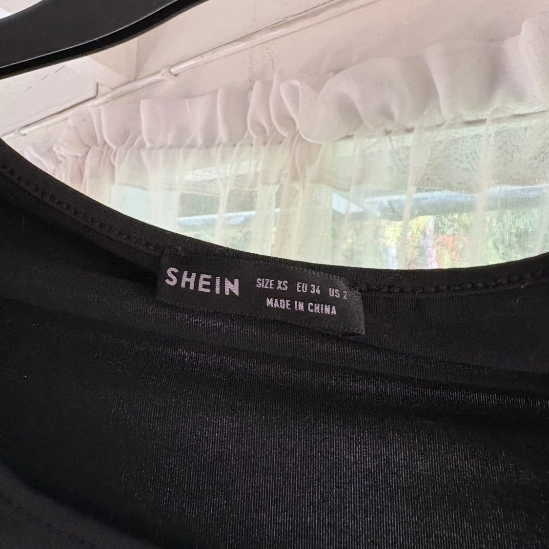 Svart croppad topp med knyt - 2