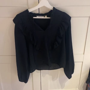 Svart blus  - Säljer en svart blus från Kappahl i storlek XS