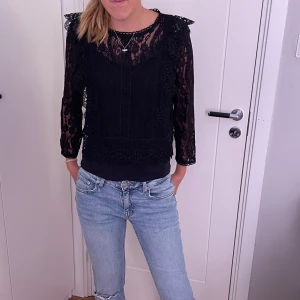 Svart blus! - En svart blus med fint mönster i. Linnet under ingår inte, utan där är endast blusen! Knappt använd så den är i toppen skick! 💗