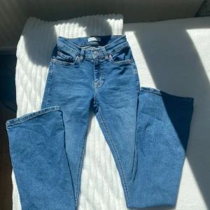 Blå jeans från Perfect Jeans, storlek 32 - Snygga blå jeans från Perfect Jeans i klassisk modell! Jeansen har normalhög midja, bälteshällor och detaljer i kopparfärgad metall. Perfekta till sneakers eller boots för en chill look.