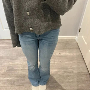 Ljusblå bootcut jeans från ONLY - Snygga ljusblå jeans från ONLY med klassisk femficksdesign och bootcut-ben. Jeansen har normal passform och är tillverkade i mjukt bomullsmaterial med en lätt tvättad look. Perfekta för dig som gillar en avslappnad men trendig stil.
