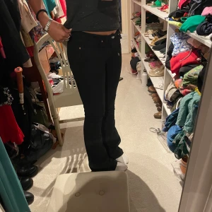 Svarta bootcut jeans från gina - Säljer ett par svarta bootcut jeans från Gina Tricot i storlek 36. Jeansen har klassisk femficksdesign, låg midja och är tillverkade i stretchigt bomullsmaterial och har snygg passform som sitter bekvämt💕 supersnygga och använda max 3 gånger❤️