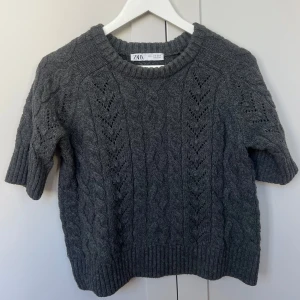 Grå stickad t-shirt från Zara - Superfin stickad t-shirt från Zara. Storlek M, men passar mig som är storlek S.🩷