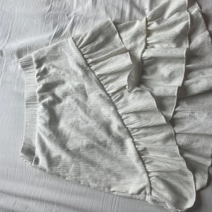 Vit volangkjol från NLY Trend XS - Supersöt vit kortkjol från Nell i storlek XS. Kjolen är mid Waits och har volanger längst ner. Kommer tyvärr inte till användning. 