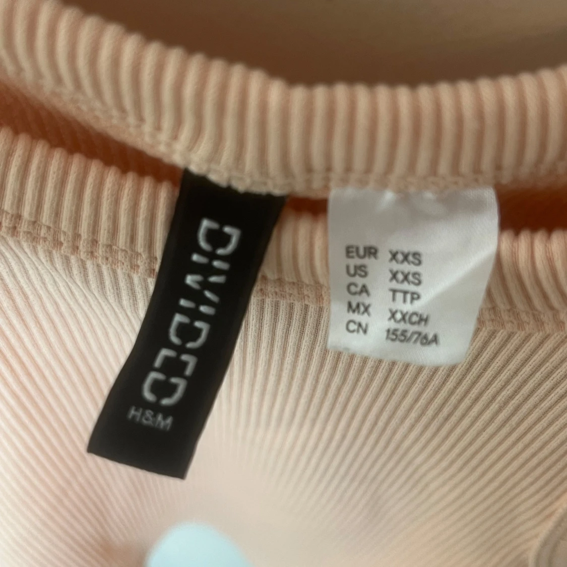 Ljusrosa ribbad croppad linnetopp H&M - 2