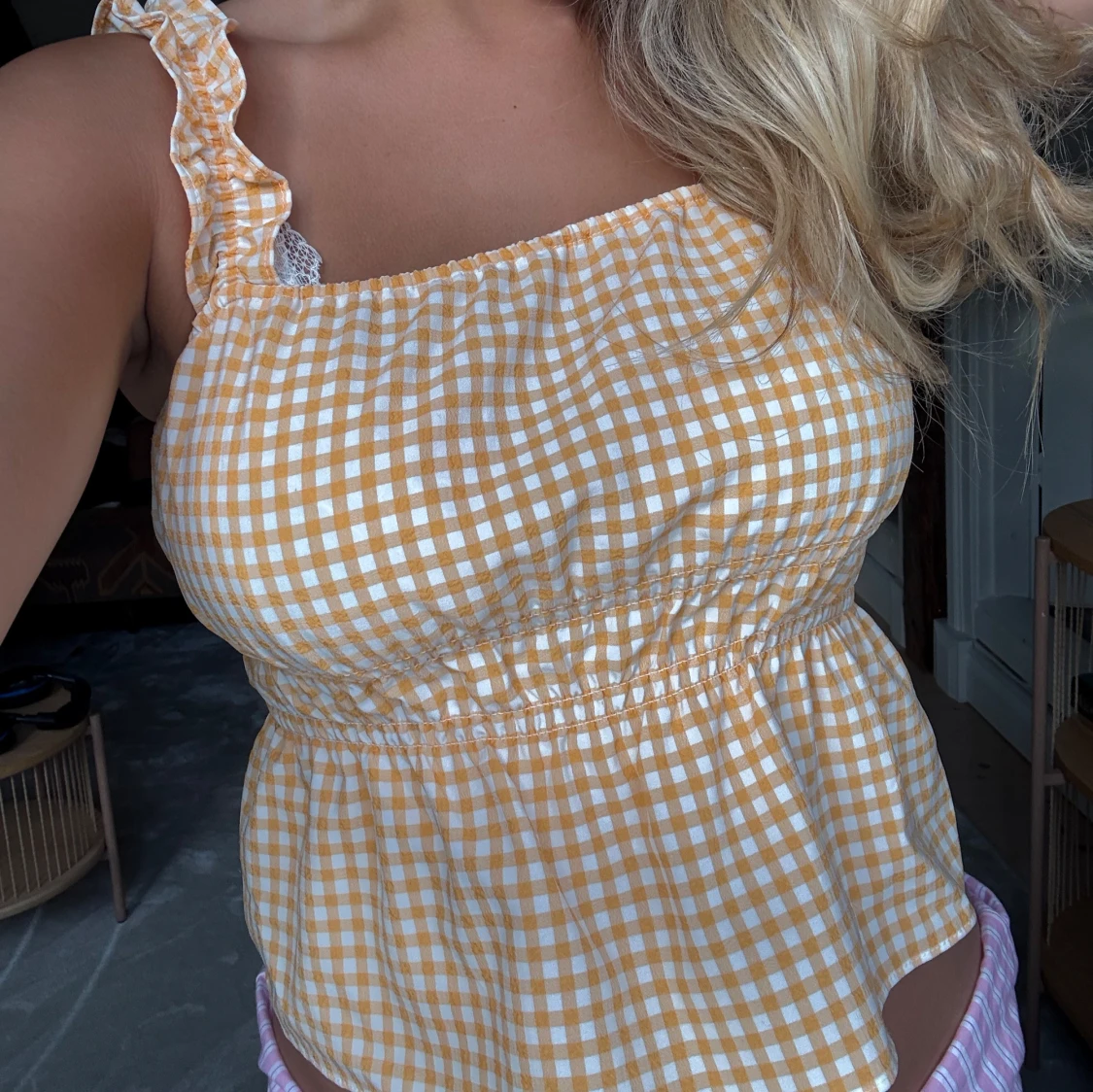 Gul och vit rutig blus med volang