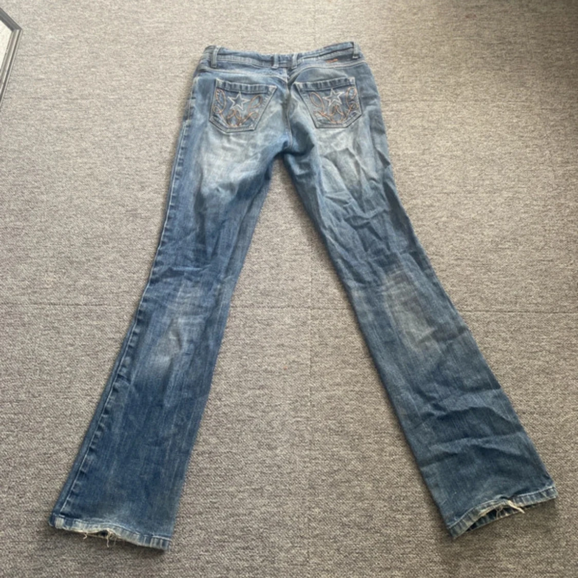 Blå bootcut jeans från BiLee - 4