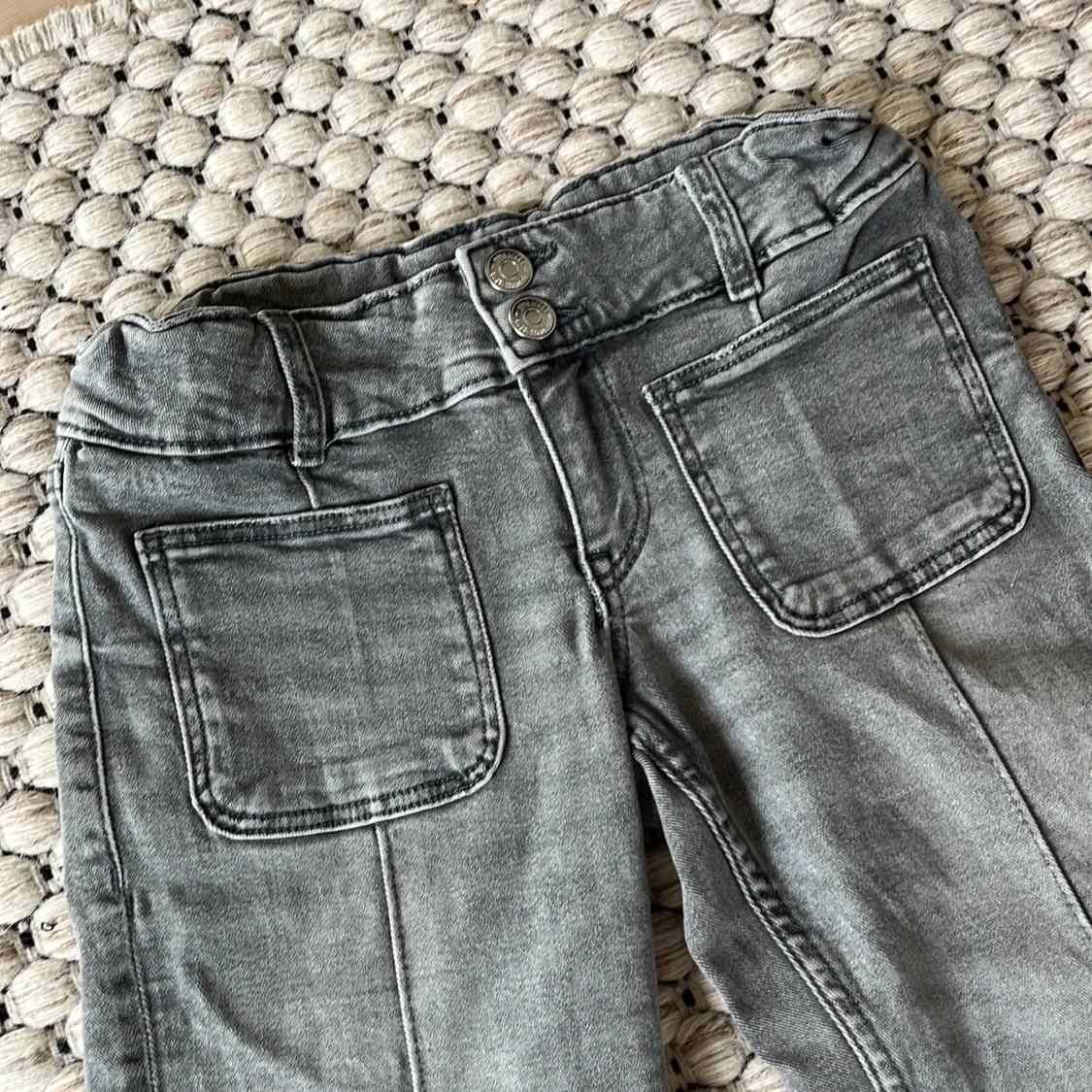 Grå bootcut jeans med raka sömmar - 3