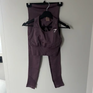 Lila Gymshark kit - Säljer ett par snygga lila Gymshark leggings med matchande sporttopp i storlek S.  Vill man ha med tjocktröjan på sista bilden blir det 350 för allt
