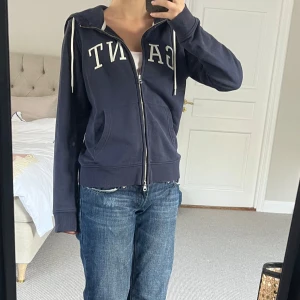 Marinblå gant hoodie - Marinblå Hofor ifrån gant i storlek M. Super söt och fortfarande i bra skick 