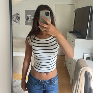 Randig topp - Säljer denna jättefina topp från Zara då den tyvärr inte kommer till användning. Endast använd ett fåtal gånger!🌸