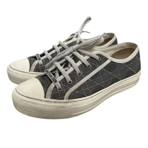 Dior sneakers  - Dior sneakers i jätte bra skick köpta på vestaire collective finns kvitto (orderbekräftelse där ifrån ) dem är äkta . Dem är i storlek 39 , kan mötas upp inne i stan 