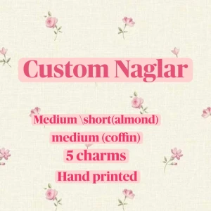 Custom handgjorda naglar med charms - Unika handmålade lösnaglar som kan beställas i medium eller kort almond-form samt medium coffin-form. Setet inkluderar 5 charms för extra personlig stil. Perfekt för dig som vill ha snygga och trendiga naglar med egen design.
