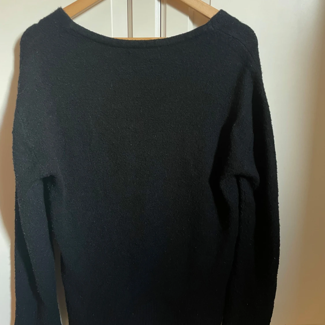 Svart stickad tröja med v-ringning - 1