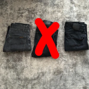 Svarta och gråa slim fit jeans - En för 499, två för 799. Två par jeans säljes, ett par i mörkgrå tvätt och ett par i svart. Båda har klassisk femficksdesign. Jeansen är i stretchigt form.