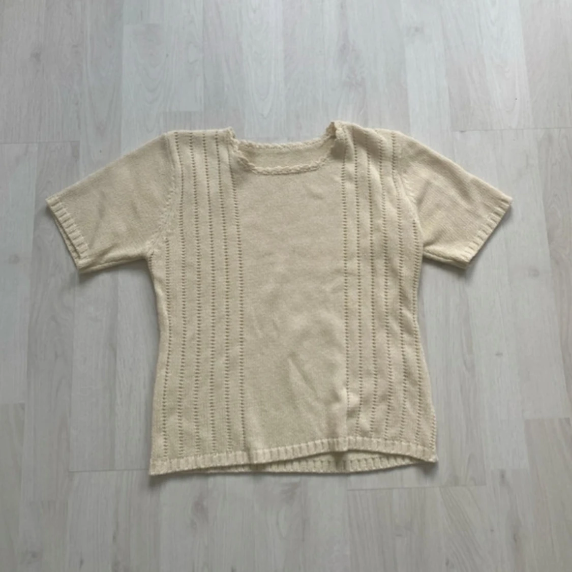 Beige stickad kortärmad tröja