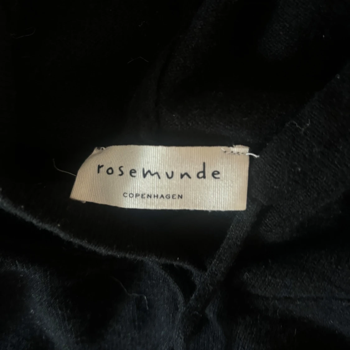 Svart stickad cashmere hoodie från Rosemunde! - 2