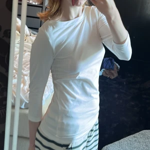 Långärmad t-shirt - Bekväm basic vit långärmad t-shirt i organiskt bomull som går att ha till vad som helst <3 