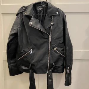 Svart skinnjacka - Svart skinnjacka från missguided, fint skick
