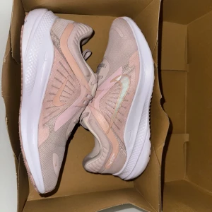 Rosa Nike skor dam - Nike i ljusrosa storlek 38