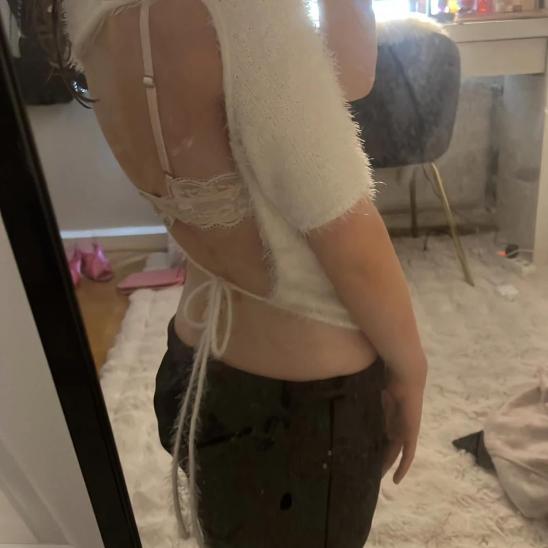 Vit fluffig topp med öppen rygg - 1