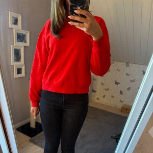 Röd sweatshirt med rund hals - En enkel och snygg röd sweatshirt med rund hals och långa ärmar. Den är mjuk och mysig invändigt❤️