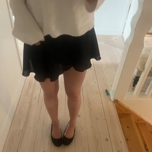 Svart söt kort kjol  - Säljer denna söta svarta kjolen, från ett balett märke💞 passar även utmärkt som festtopp  