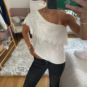 vit blus💗 - söt blus från Gina i stl 34 men är lite stor på mig som är 1,58 och har xs/s!💗💗perfekt skick!☺️