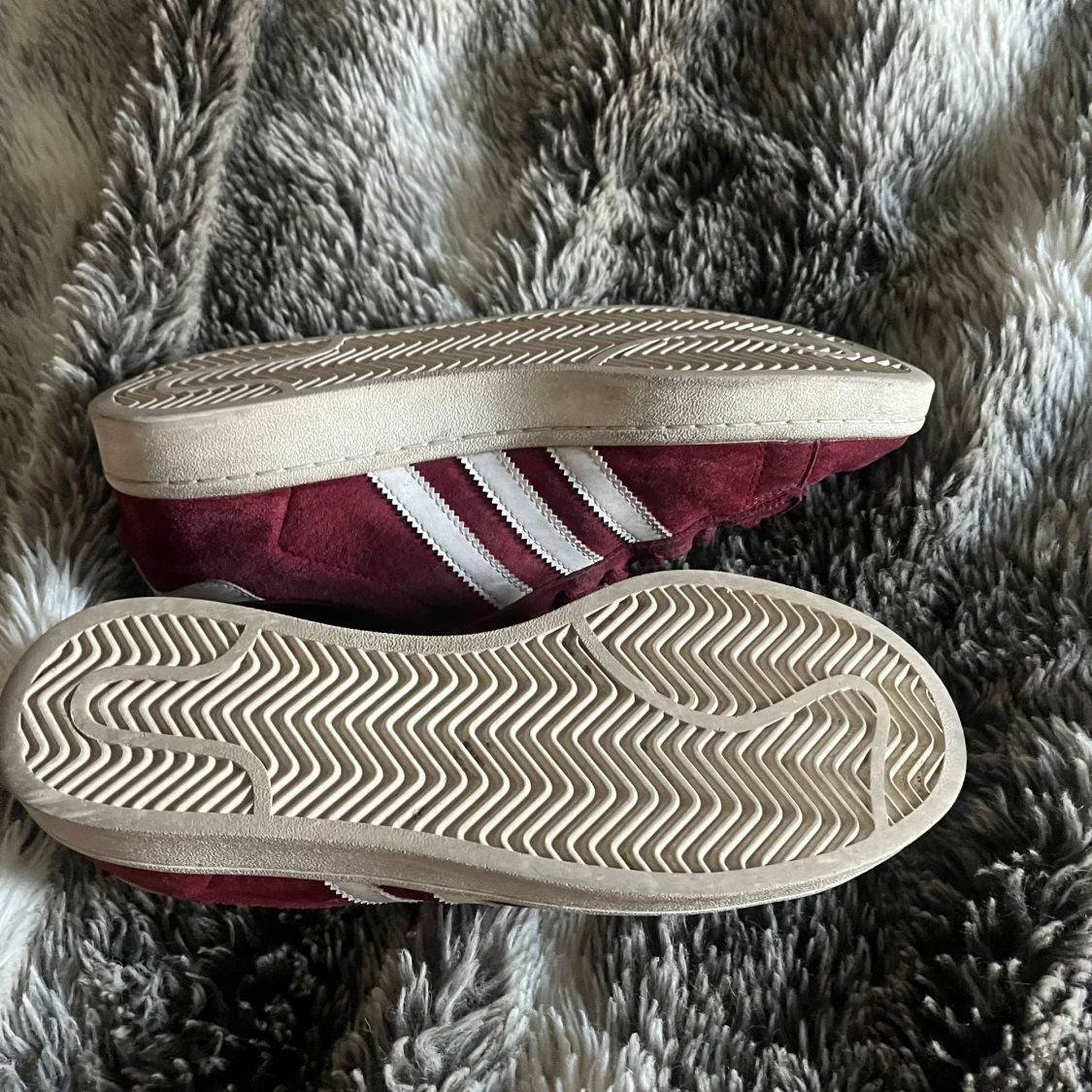 Vinröda Adidas Campus sneakers - 1