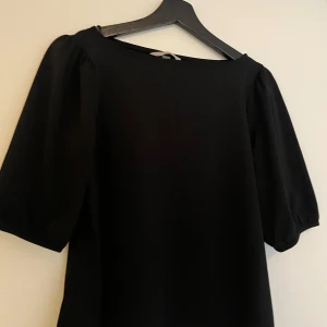 Jättefin svarr blus från hm💓 - Jättefin svart blus köpt på hm, jätte bra skick använd 1 gång🤍
