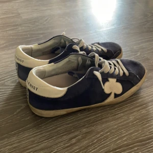 Blå sneakers från The Gallerist - Snygga blå sneakers från The Gallerist. I storlek 41-42. Skorna är i hyfsat skick och har mycket kvar att ge. Mitt pris 900 för stunden men kan diskuteras.