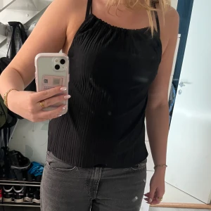 Svart ribbad linnetopp med smala band - Säljer denna topp från Gina. Den är nästintill helt öppen i ryggen. 🩷