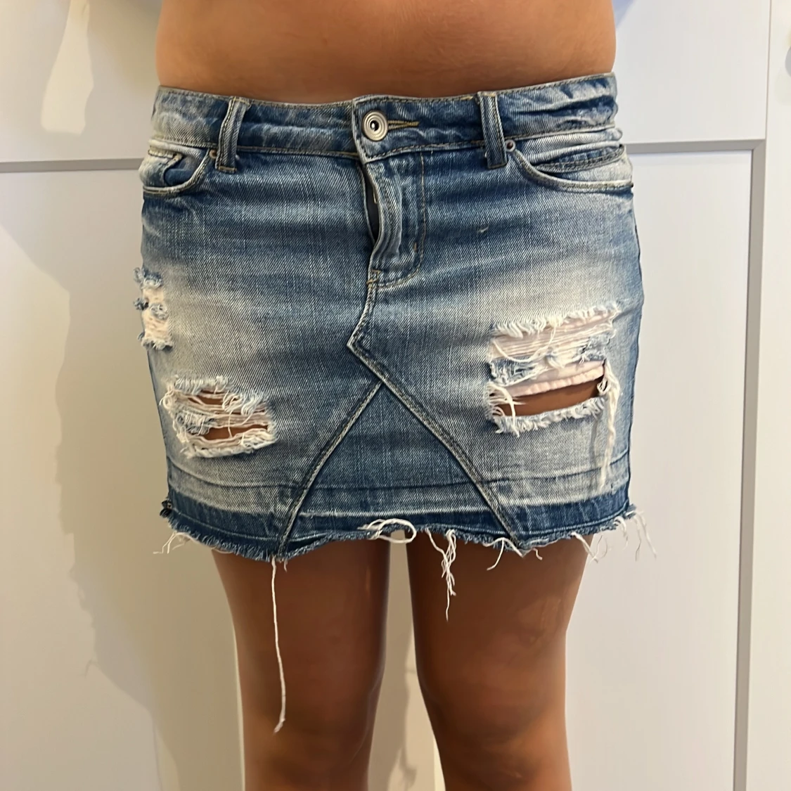 Blå jeanskjol med slitningar från ONLY