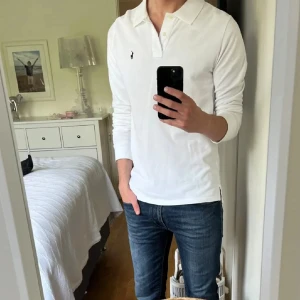 Vit långärmad pikétröja från Polo Ralph Lauren - Tja, säljer min Ralph lauren piké i mycket fint skick. Storleken är 18-20 vilket motsvarar S/M. Nypris ligger på ca 1400 kr. Skriv vid funderingar 🙌