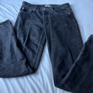 Svarta jeans från lager 157 Icon - Snygga svarta jeans från lager 157 i modellen Icon med klassisk femficksdesign och raka ben. Jeansen har en mörk tvätt och är tillverkade i ett slitstarkt bomullstyg. Perfekta för dig som gillar en enkel och stilren look.