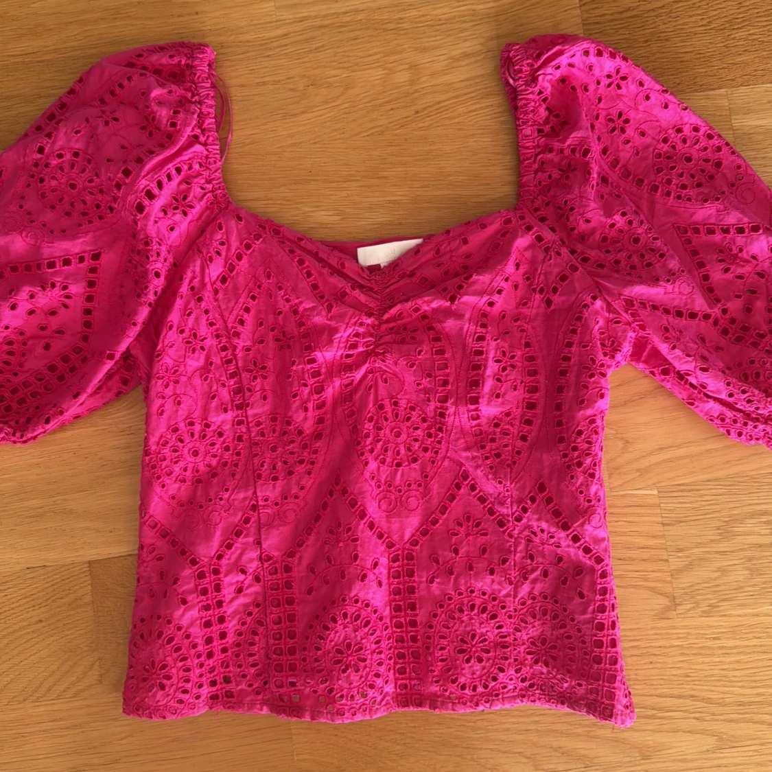 Rosa blus med puffärm och broderi - 1