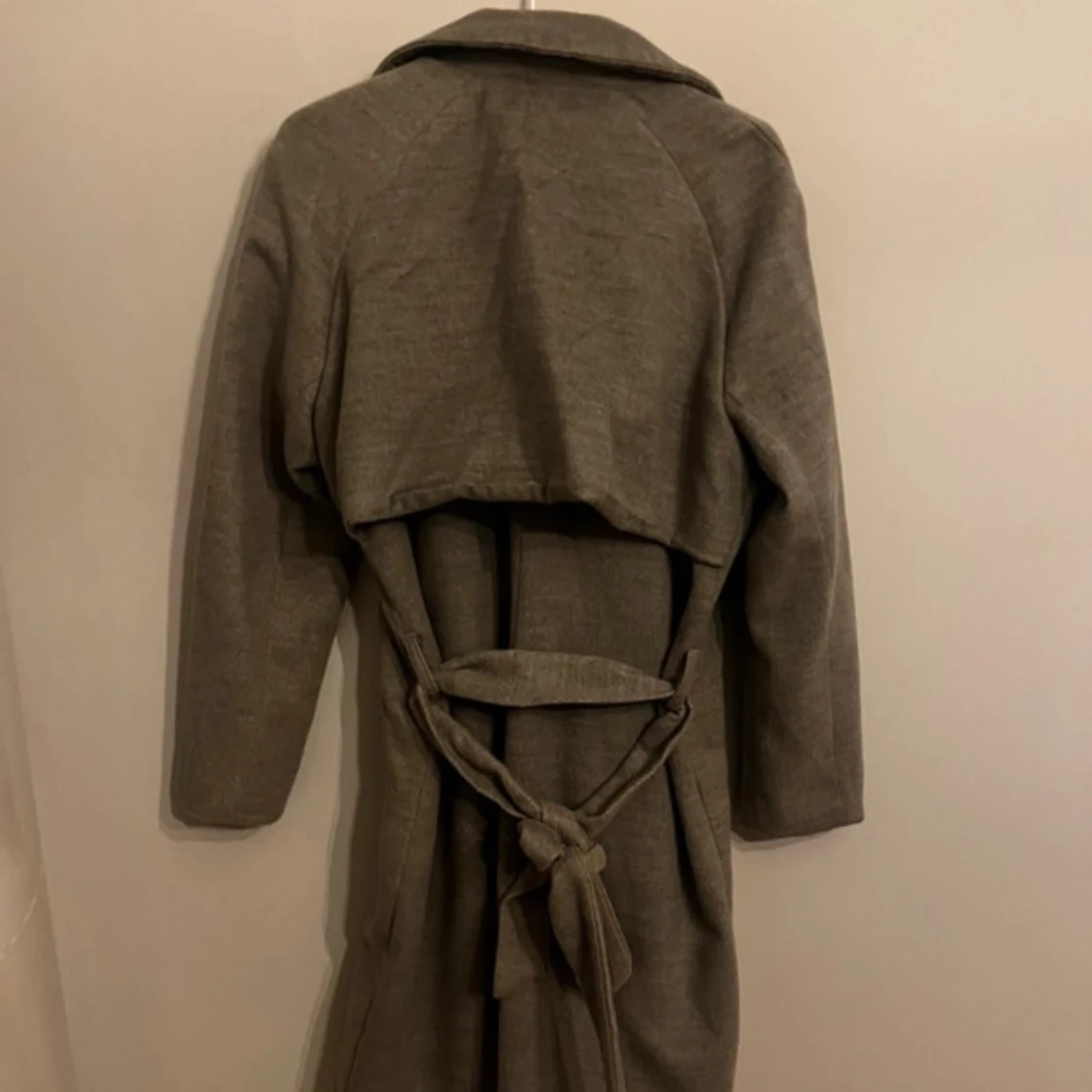 Grå trenchcoat från Saint Tropez - 3